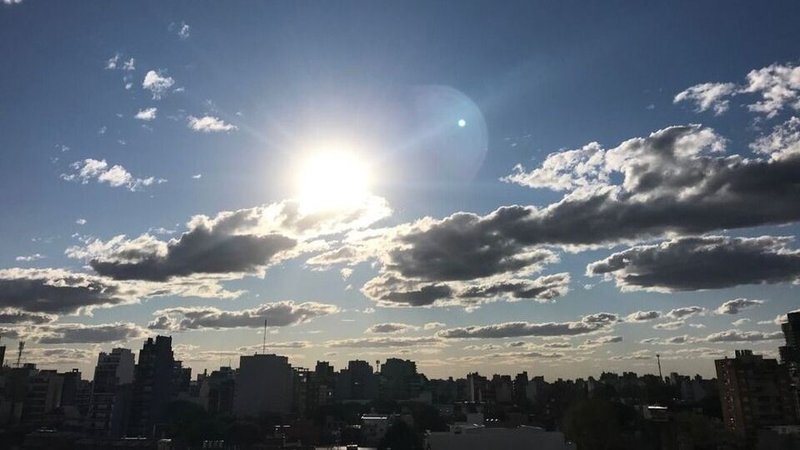 Cielo parcialmente nublado. 