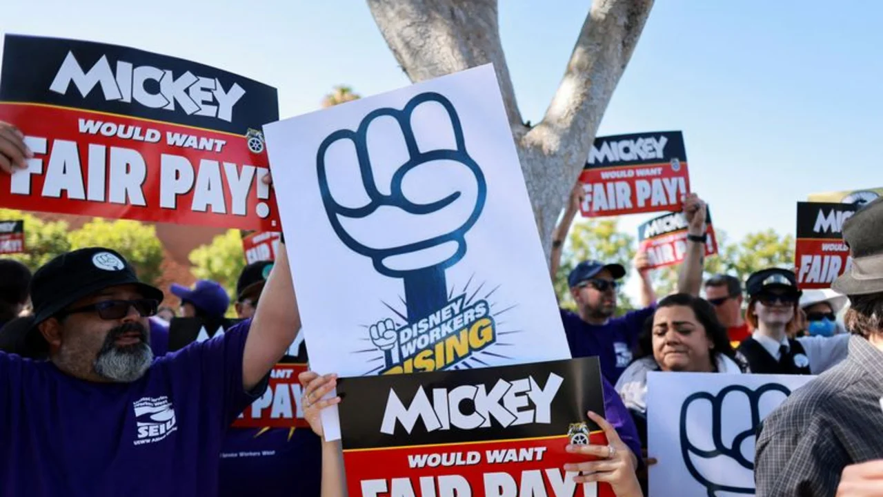 Disney y los sindicatos llegan a un pacto tentativo para evitar huelga en Disneylandia