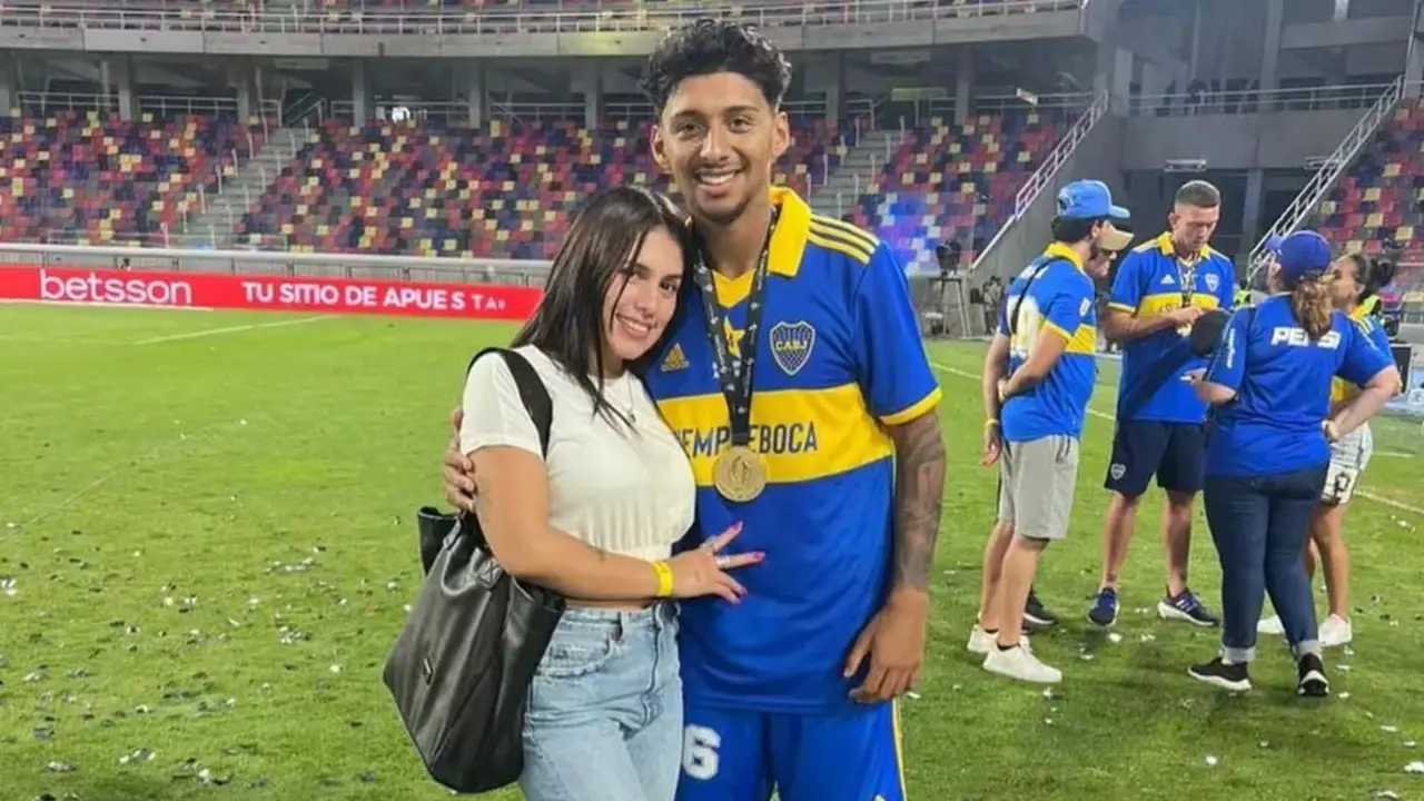 Pareja abrazados.