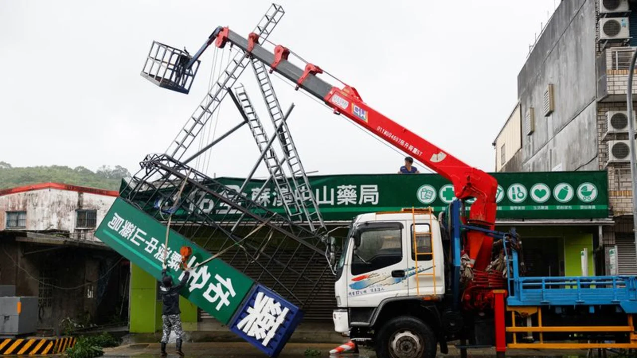 El tifón Gaemi azota la costa china y hunde un carguero frente a Taiwán