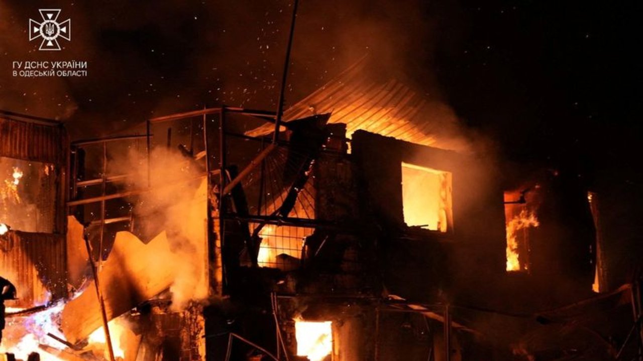 Drones rusos atacan instalaciones eléctricas ucranianas durante la noche y causan interrupciones