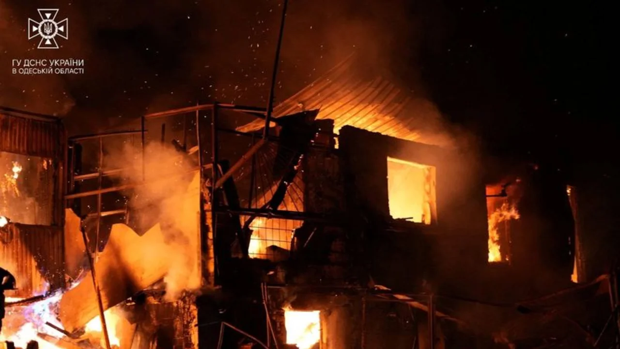 Drones rusos atacan instalaciones eléctricas ucranianas durante la noche y causan interrupciones