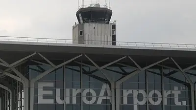 El aeropuerto francosuizo de Basilea-Mulhouse es brevemente evacuado tras una alerta de bomba El aeropuerto francosuizo de Basilea-Mulhouse es brevemente evacuado tras una alerta de bomba