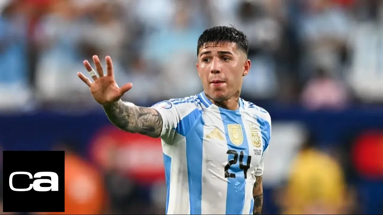 Fotografía de Enzo Fernández con la camiseta de la selección nacional de fútbol