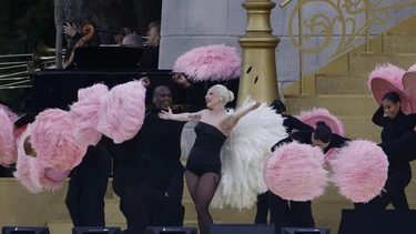 Lady Gaga lleva el cabaret a la ceremonia de apertura de los Juegos de París en el Sena