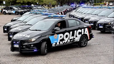 Críticas a Pullaro por la inseguridad de los autos que compró para la Policía: "Doble error" Críticas a Pullaro por la inseguridad de los autos que compró para la Policía: "Doble error"