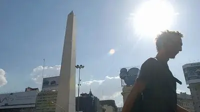 Obelisco en un día caluroso Obelisco en un día caluroso