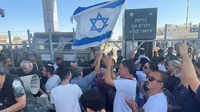 El ejército israelí investiga presuntos malos tratos a un palestino detenido y provoca protestas El ejército israelí investiga presuntos malos tratos a un palestino detenido y provoca protestas