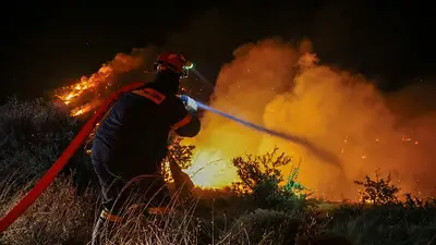 Un incendio arrasa la isla griega de Eubea por segundo día consecutivo Un incendio arrasa la isla griega de Eubea por segundo día consecutivo