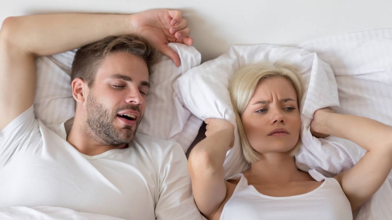 Hablar dormidos.