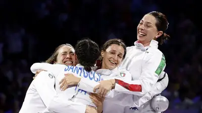 Italia vence a Francia y gana el oro en espada por equipos femenina Italia vence a Francia y gana el oro en espada por equipos femenina