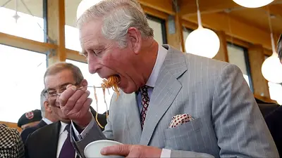El Rey Carlos III comiendo El Rey Carlos III comiendo