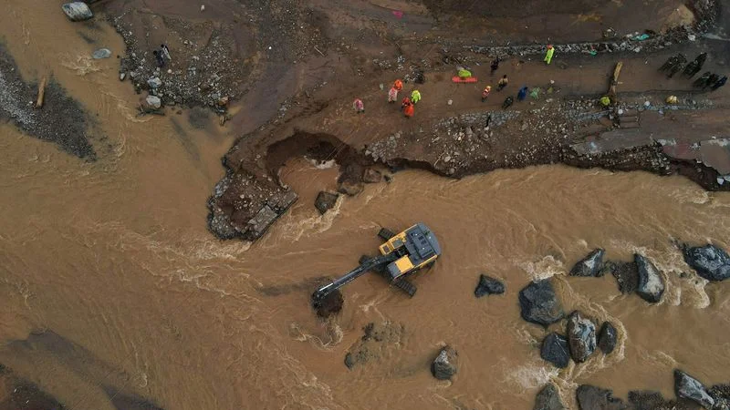 Rescatan a cientos tras los corrimientos de tierra en India que causaron al menos 151 muertos