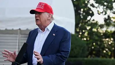 Trump visitará el centro de detención de inmigrantes "Alcatraz de los lagartos" en Florida Trump visitará el centro de detención de inmigrantes "Alcatraz de los lagartos" en Florida