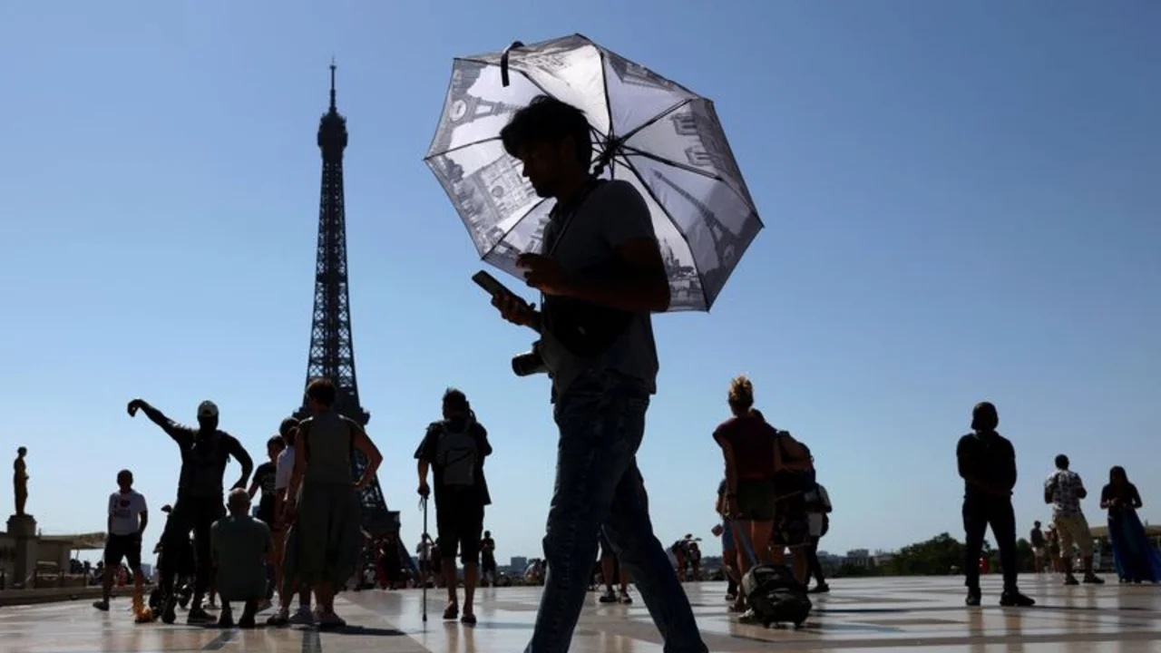 Francia cierra las escuelas por la ola de calor y el mar en España alcanza temperaturas récord