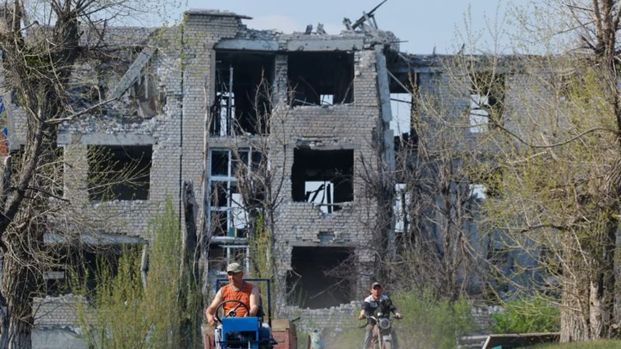 Rusia toma el control total de la región ucraniana de Luhansk, según un responsable respaldado por Rusia