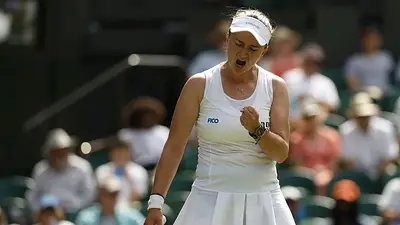 Krejcikova supera algunas dificultades y vence a debutante Eala para avanzar en Wimbledon Krejcikova supera algunas dificultades y vence a debutante Eala para avanzar en Wimbledon