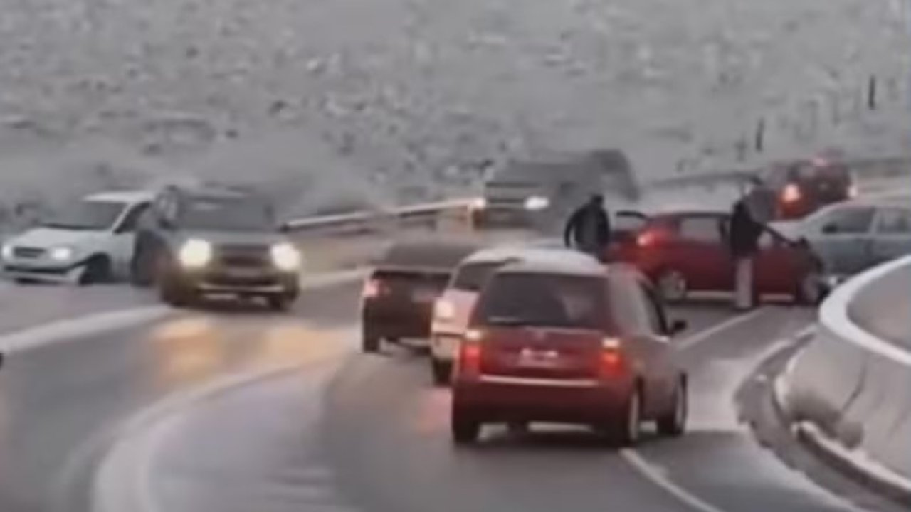 Autos sin control en Córdoba: impactante choque múltiple por la nevada en las Altas Cumbres 