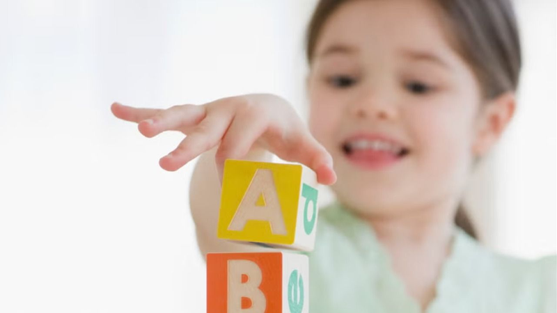 Una nena jugando con bloques