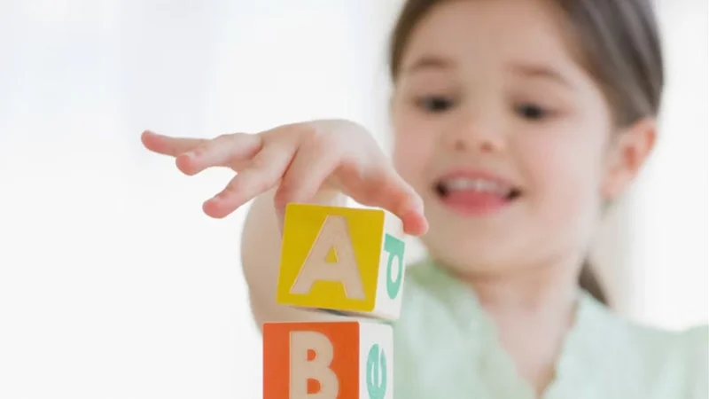 Una nena jugando con bloques