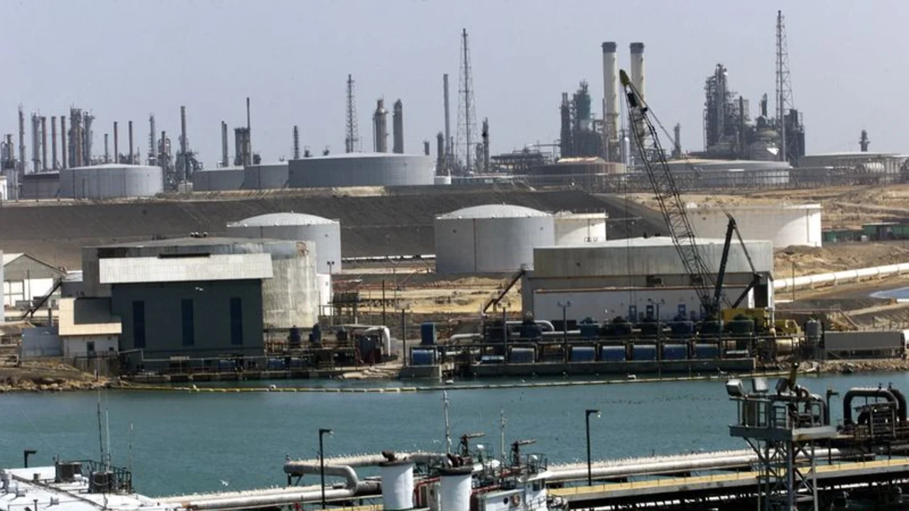 Exportaciones petroleras de Venezuela aumentan a medida que más cargamentos zarpan a China