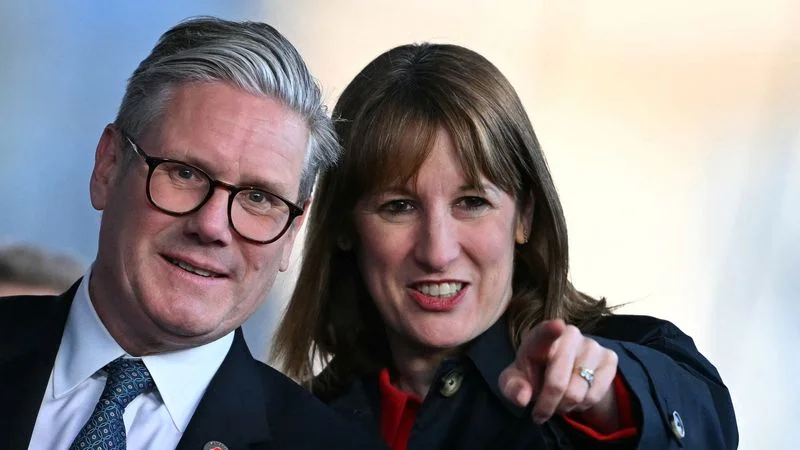 Starmer respalda a ministra de Hacienda Reeves tras comparecencia parlamentaria entre lágrimas