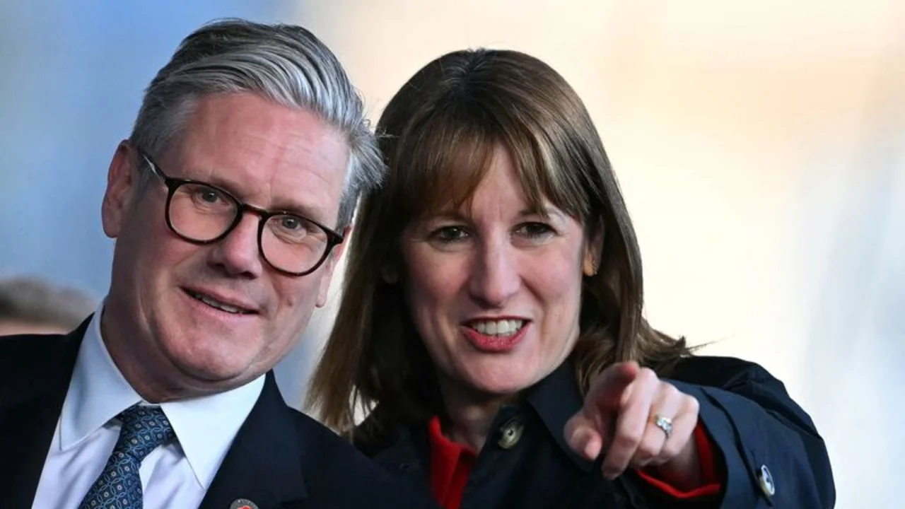 Starmer respalda a ministra de Hacienda Reeves tras comparecencia parlamentaria entre lágrimas
