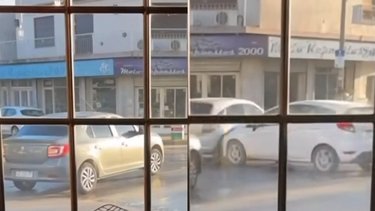 Insólito: por la ola polar, un auto quedó frenado en plena vía pública y otros dos chocaron