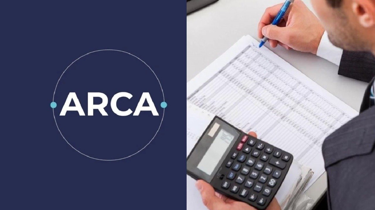 Logo de ARCA y una calculadora