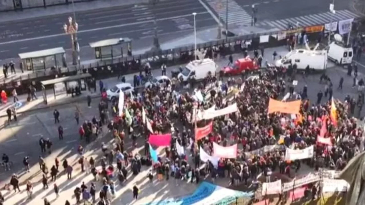 Jubilados protestan ante un Congreso vallado y un desmedido operativo