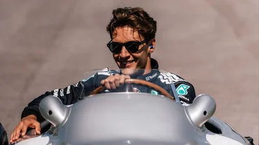 ¿Mimo de despedida? Mercedes le permitió a George Russell correr en el coche de Juan Manuel Fangio