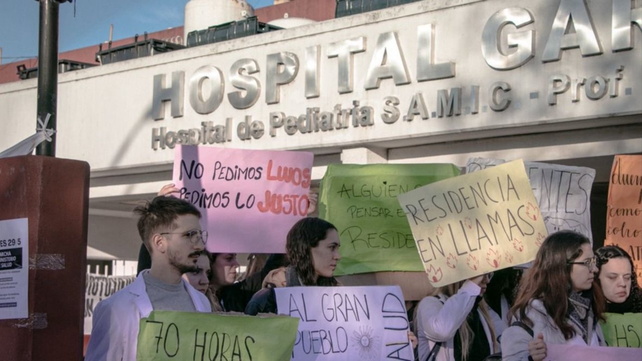 Residentes del Garrahan marchan a Plaza de Mayo: "Convocamos al pueblo argentino a acompañarnos"