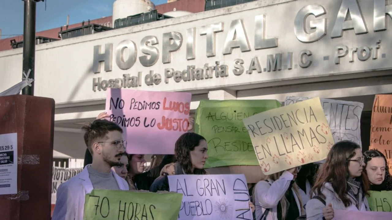Residentes del Garrahan marchan a Plaza de Mayo: "Convocamos al pueblo argentino a acompañarnos"
