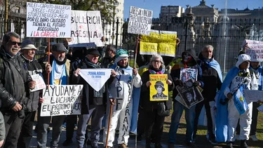 Vuelven las dudas del mercado por la gobernabilidad y falta de reservas