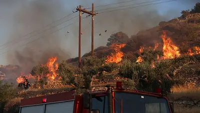 Un incendio en Creta obliga a evacuar a más de 1.000 personas Un incendio en Creta obliga a evacuar a más de 1.000 personas