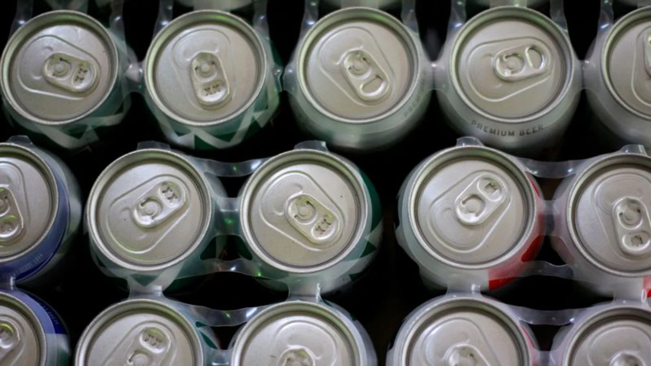 La OMS pide a los países que suban un 50% los precios de bebidas azucaradas, alcohol y tabaco