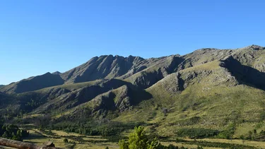 La ruta 76 deslumbra por su paisaje con montañas en pleno Buenos Aires