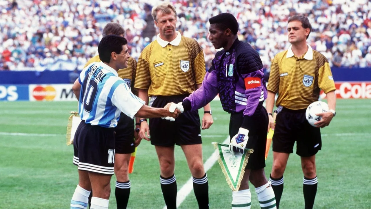Selección Argentina, Diego Maradona, Peter Rufai. 