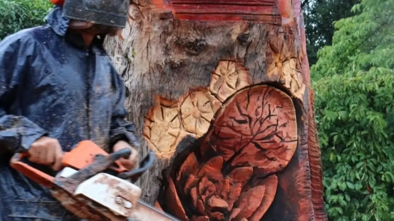 Luis “Wood” Pérez, el artista de la motosiera detrás de las esculturas de eucaliptos en el Jardín Japonés