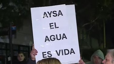 Vecinos protestan contra los cortes de agua y luz: "Cada vez pagamos más y cada vez está peor"
