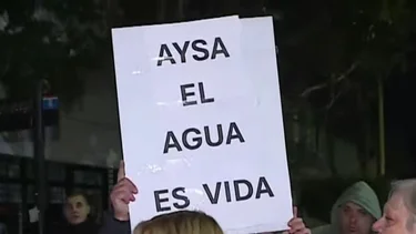Vecinos protestan contra los cortes de agua y luz: "Cada vez pagamos más y cada vez está peor"