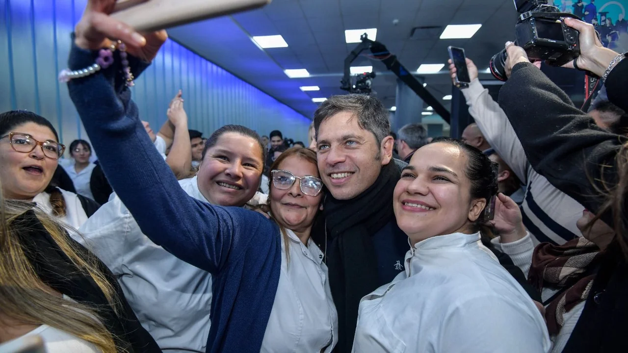 Programa Puentes: Kicilof entregó diplomas a egresados de los centros universitarios bonaerenses