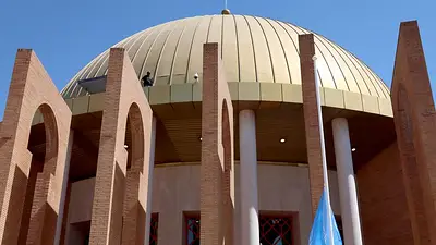Calor abrasador, sillas vacías y la "palabra con C" empañan el principal evento de desarrollo de la ONU Calor abrasador, sillas vacías y la "palabra con C" empañan el principal evento de desarrollo de la ONU