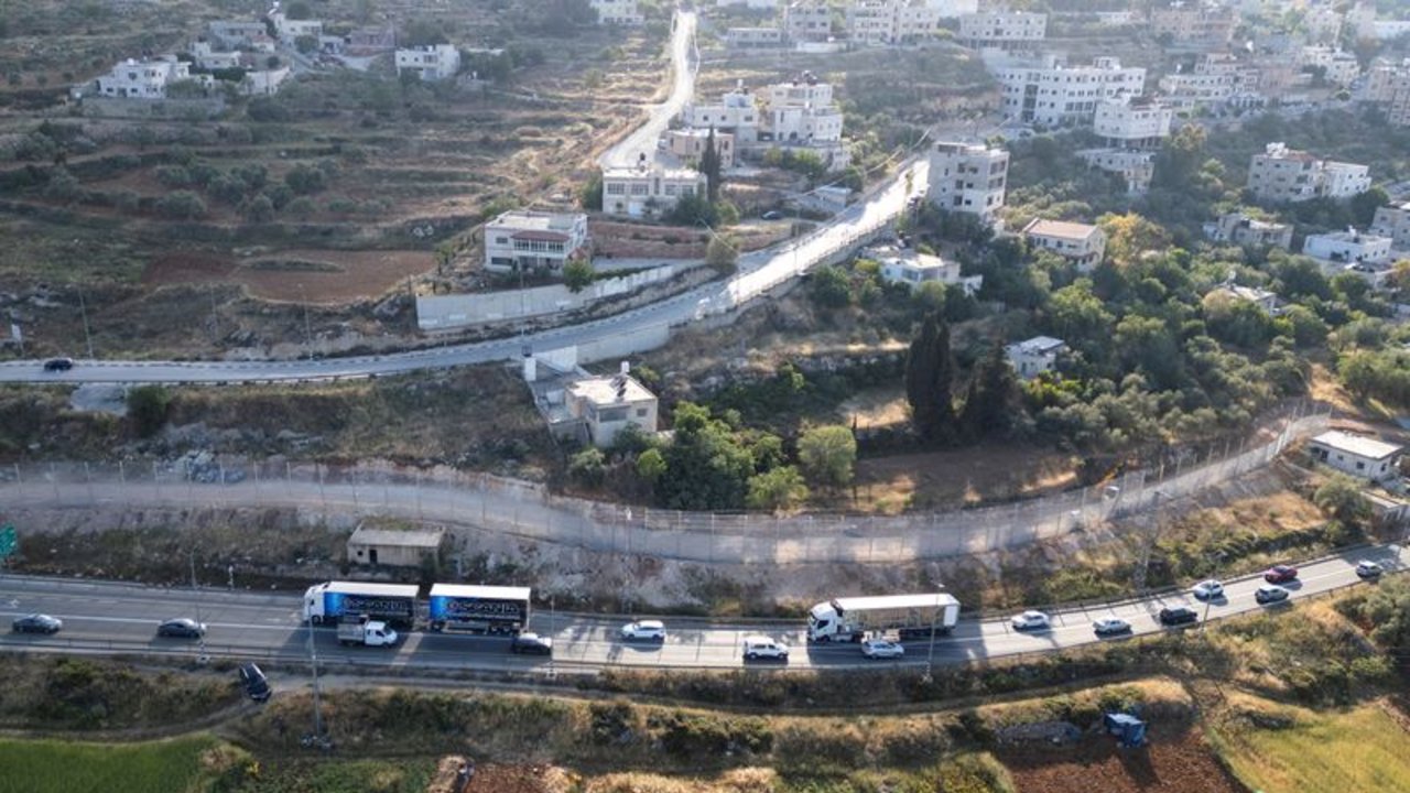 Una ciudad de Cisjordania cercada por Israel se convierte en una "gran prisión"