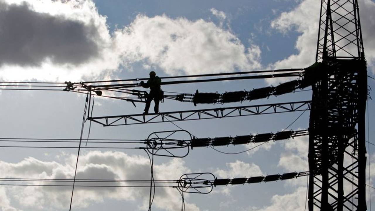 Parte de la red eléctrica checa sufre cortes, según el operador