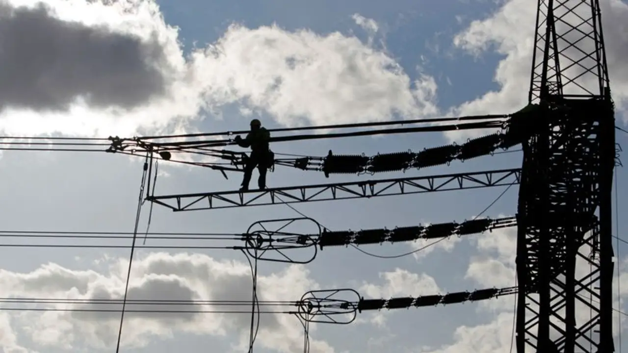Parte de la red eléctrica checa sufre cortes, según el operador
