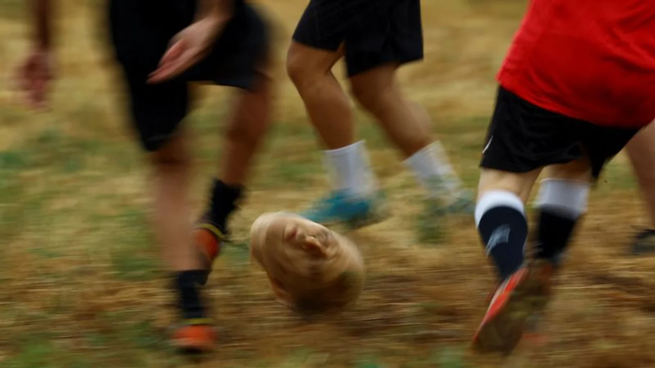 Una réplica de la cabeza de Franco rueda por un campo de fútbol en un festival de arte español