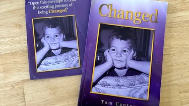 El mensaje misógino y disciplinador detrás del libro violeta que circula por Buenos Aires