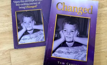 Quién es Tom Cantor y por qué están sus libros por todo Buenos Aires | Violencia de género