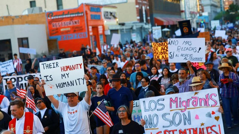 Texas no puede aplicar una ley local para detener a inmigrantes, según una corte de EEUU